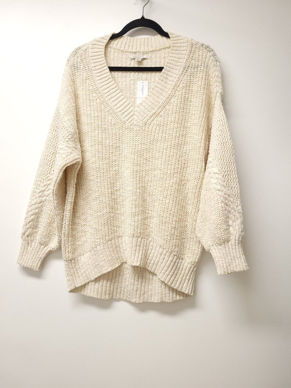 NWT American Eagle Womens Long Sleeve V Neck Sweater Size M